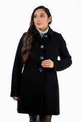 Detalle de botones del abrigo Amanda negro de lana