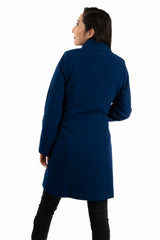 Vista posterior del abrigo Amanda azul de lana para muje