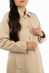 Abrigo Amanda color arena de lana para mujer vista frontal elegante