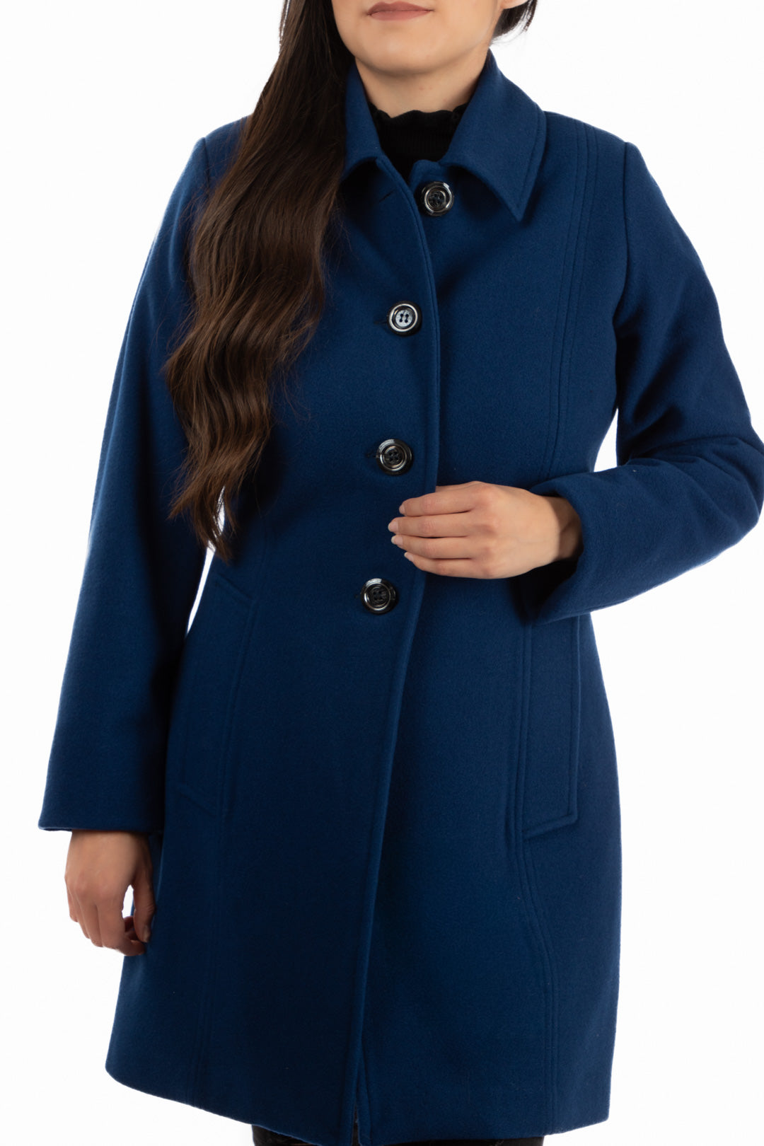 Detalle de botones y textura en abrigo Amanda azul de lana