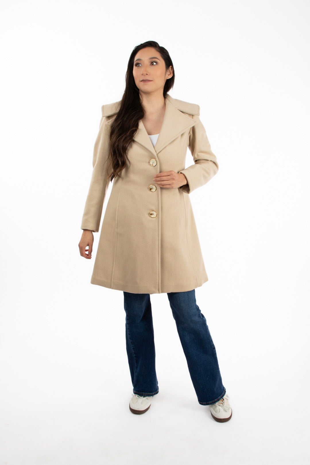Abrigo Milka color arena elegante para mujer ejecutiva